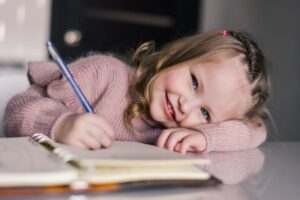 Niña pequeña escribiendo